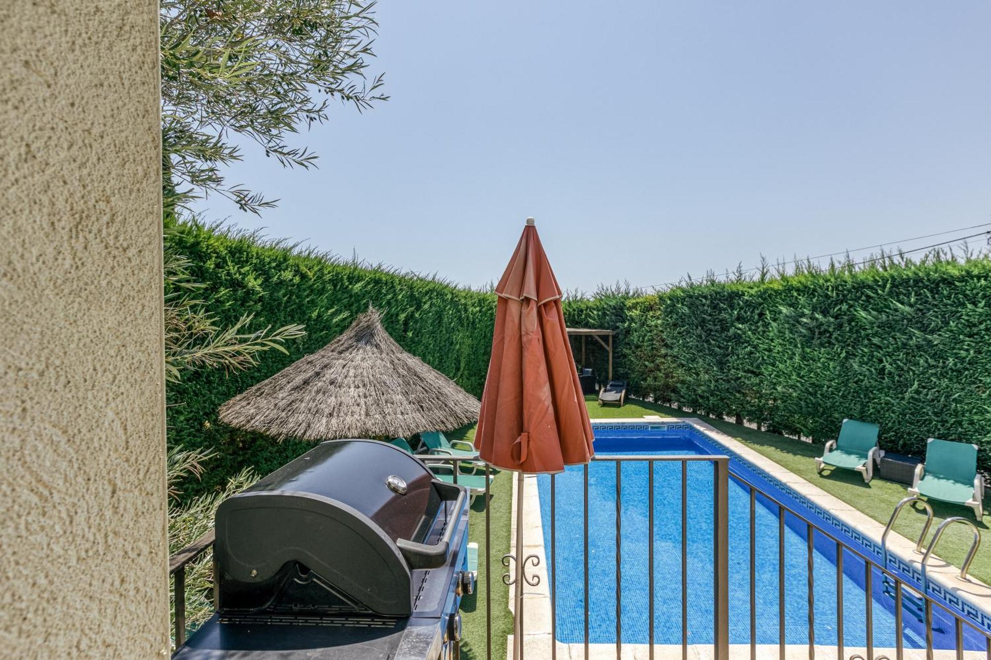 ל'אסטרטיט Fantastic Family Villa מראה חיצוני תמונה
